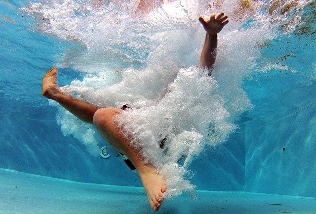 skok do čisté vody v bazénu